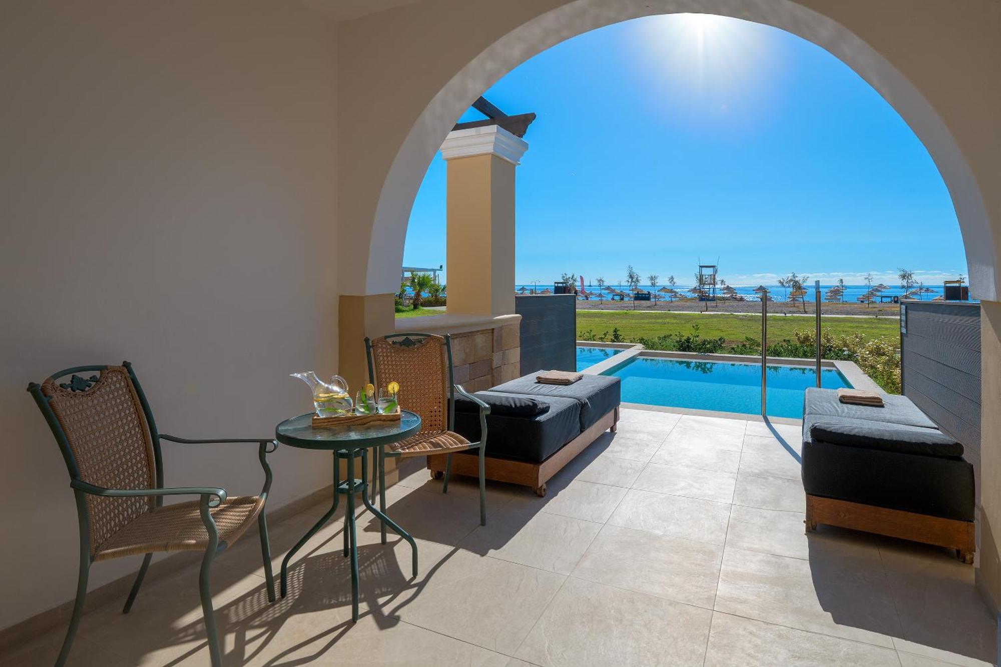 Family Suite Private Pool & Beachfront